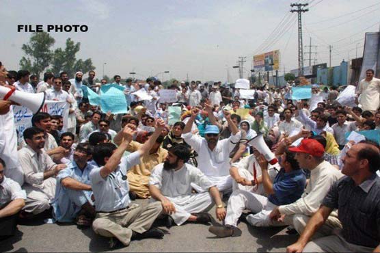 Doctors, paramedical staff protest against lack of safety kits in Quetta