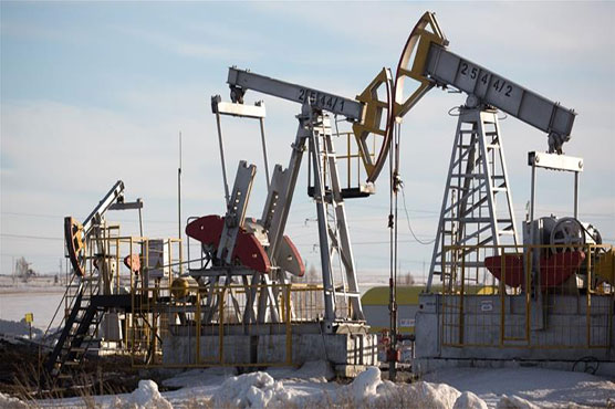 Oil prices extend falls on storage concerns