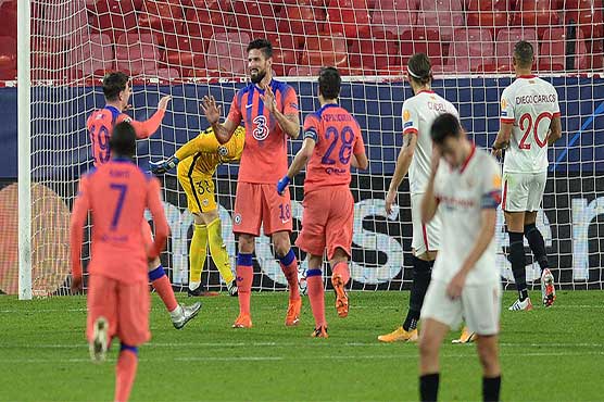 Giroud scores four as Chelsea thrash Sevilla to top group