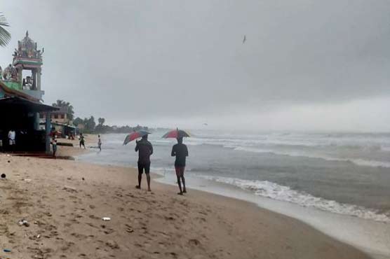 Cyclone hits Sri Lanka as southern India hunkers down