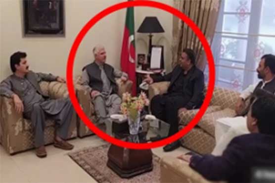 Video of CM Mehmood Khan commending Fawad Ch for slapping a TV host goes viral