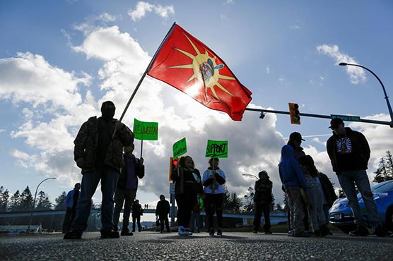 Canada to hold talks with indigenous group in bid to end blockades