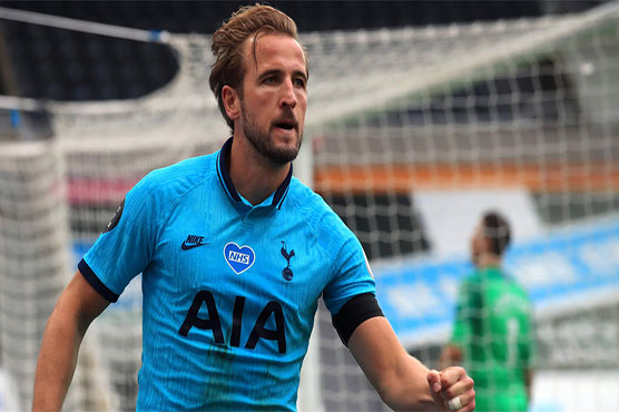 'Incredible' Kane keeps Tottenham in the hunt for Europe
