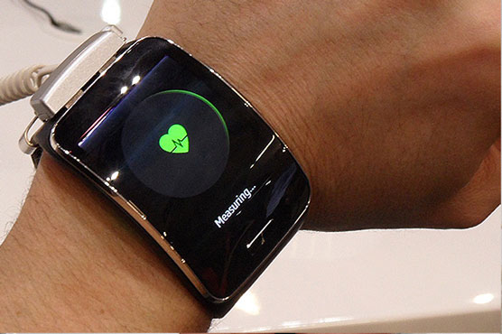 Researchers eye tech wearables as virus early warning system
