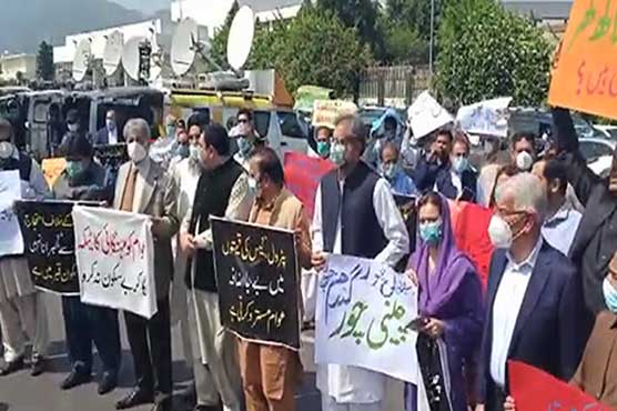 Opposition protests against govt, challenges PM to win vote of confidence 