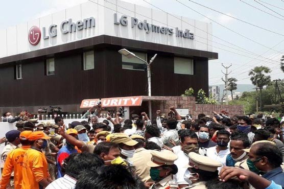 Indian protesters carry dead bodies into gas leak plant