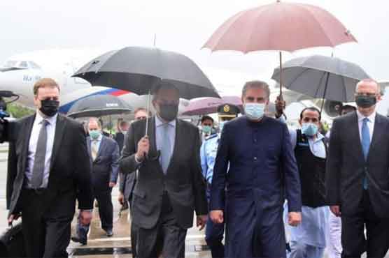 FM Qureshi under criticism for using umbrella bearer 
