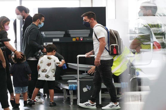 Messi gets hero&#39;s welcome in France after agreeing to join PSG - Sports - Dunya News