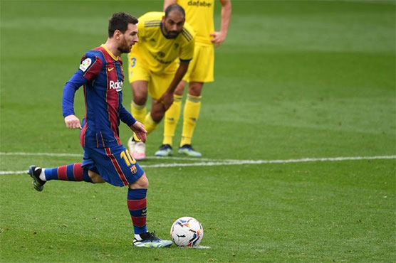 Barca hit by late penalty to draw with Cadiz
