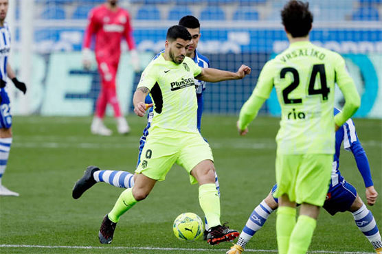 Suarez hits late Atletico winner at 10-man Alaves