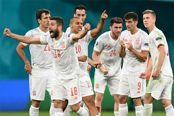 Simon saves lift Spain past Swiss on penalties to reach semi-finals
