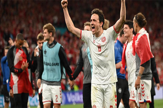 Denmark thump Russia to make last 16 in stunning fashion