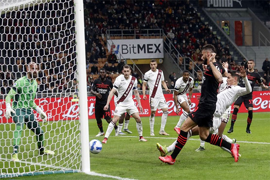 Giroud fires low-key Milan top of Serie A