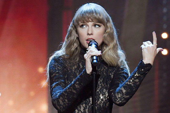 Taylor Swift slays in a lace jumpsuit at Hall of Fame ceremony ...