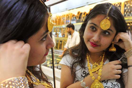 Gold price increases by Rs 100 per tola on Sunday