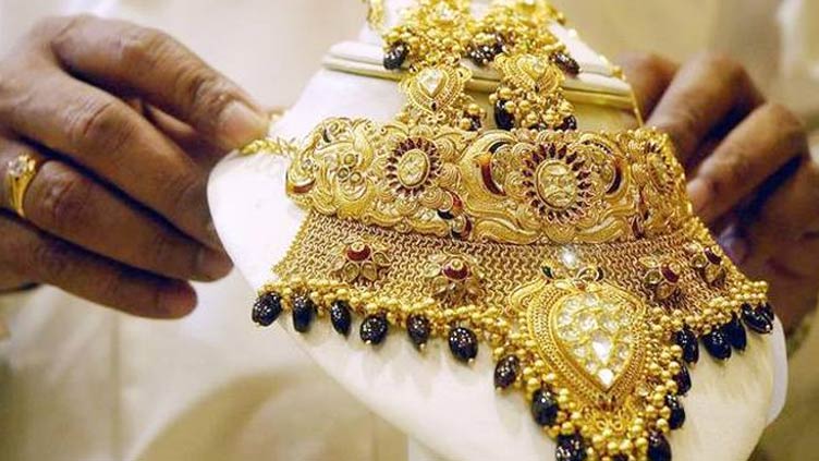 Gold prices decrease Rs100 per tola 