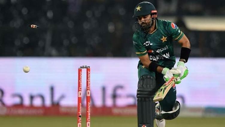 Four-wicket Ellis keeps Pakistan down to 162-8 despite Azam's 66