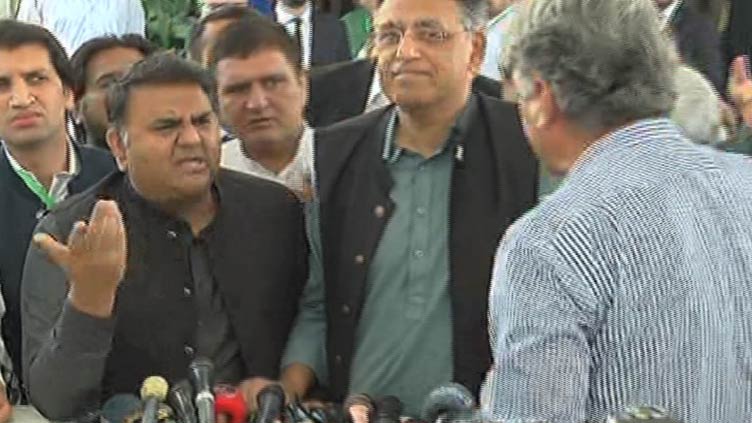 Fawad Ch, journalists altercate outside SC