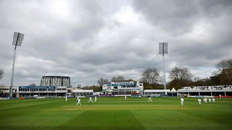 English cricketers brave spring chill at start of season