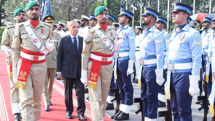 Shehbaz Sharif given guard of honour at PM House
