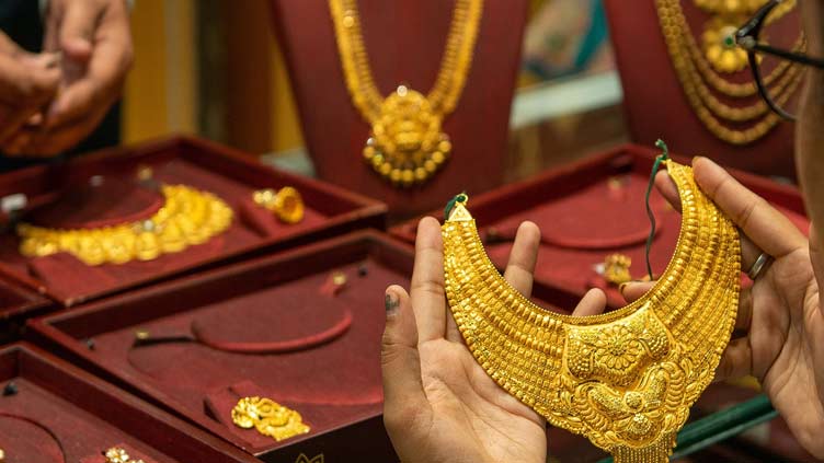 Gold price declines Rs2700 to Rs139,000 per tola