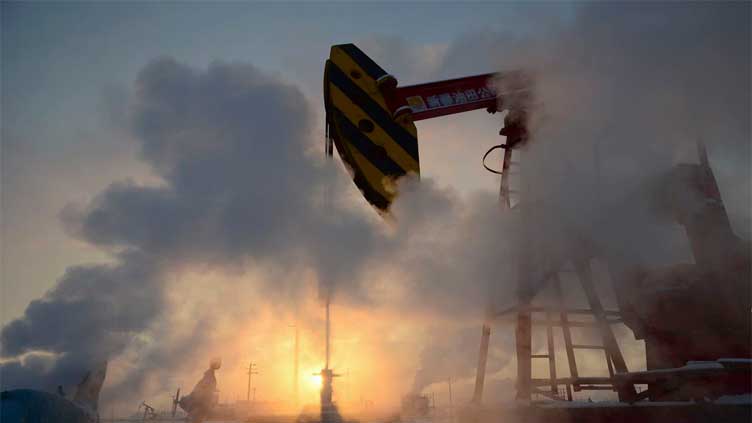  Oil drops as China data disappoints, Iran talks in focus