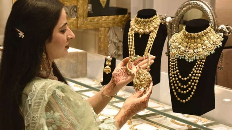 Gold price decreases by Rs2800 to Rs142,600 per tola