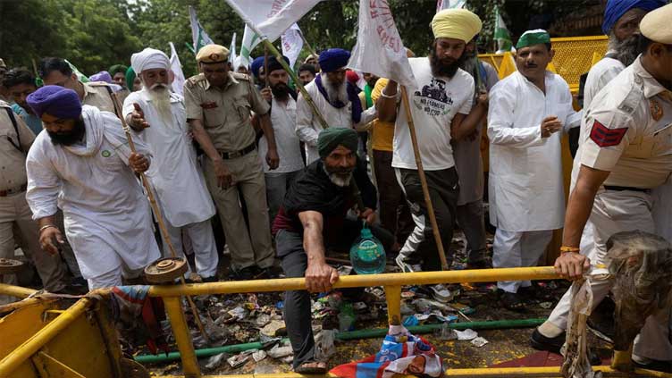 Farmers break barricades as protests return to Indian capital