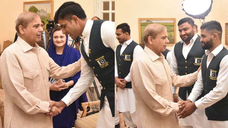 PM Shehbaz distributes cash prizes amongst Pakistani athletes