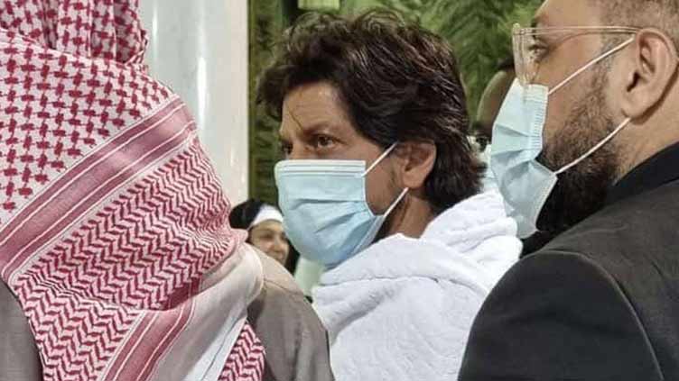 Shah Rukh spotted performing Umrah in viral photos