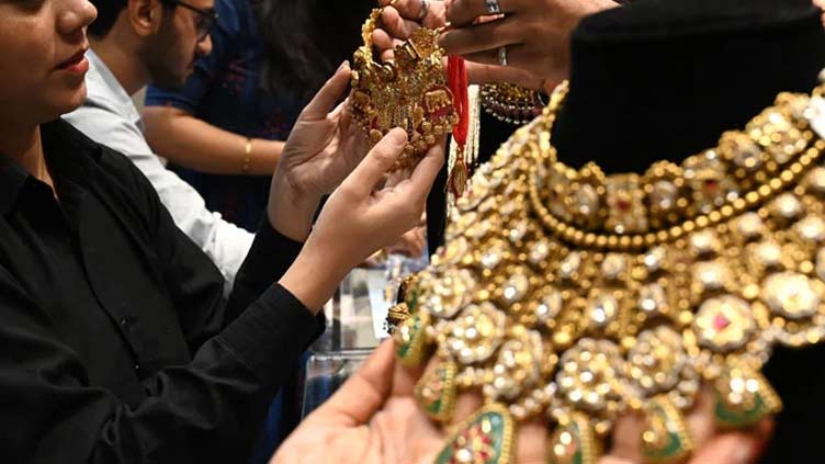 Gold prices increase by Rs750 per tola