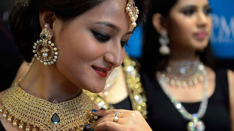 Gold prices reach historic high of Rs166,400 per tola