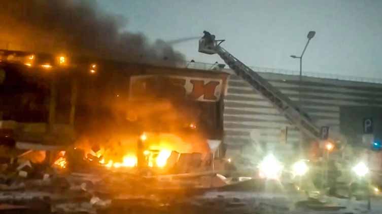 One killed in massive fire in Moscow shopping centre