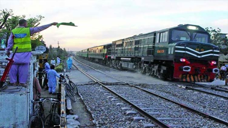 Train crushes three in Nowshera