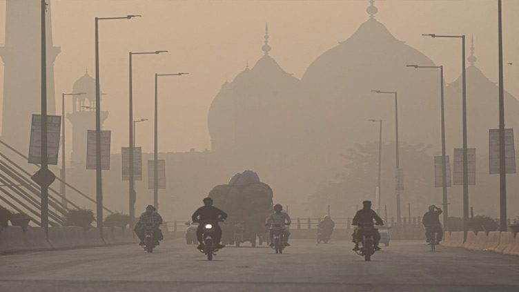 Private offices to remain closed for two days a week amid calamitous smog