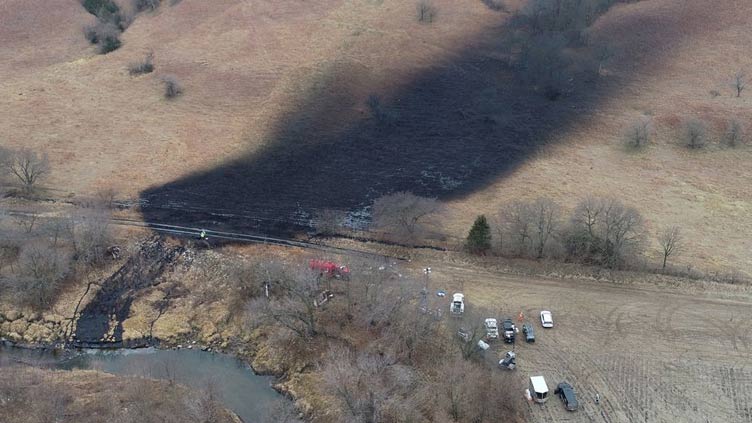 Kansas residents hold their noses as crews mop up massive US oil spill