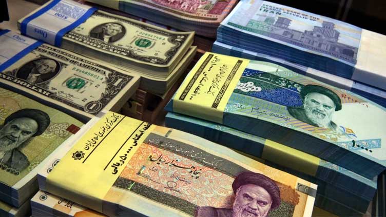  Iran's currency falls further against the dollar amid unrest
