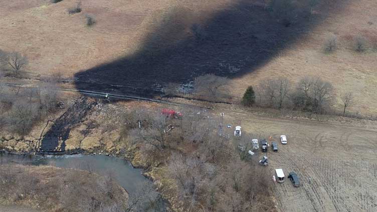 Kansas residents hold their noses as crews mop up massive U.S. oil spill