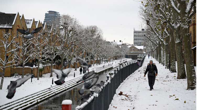  Four children 'critical' in hospital as UK hit by arctic weather