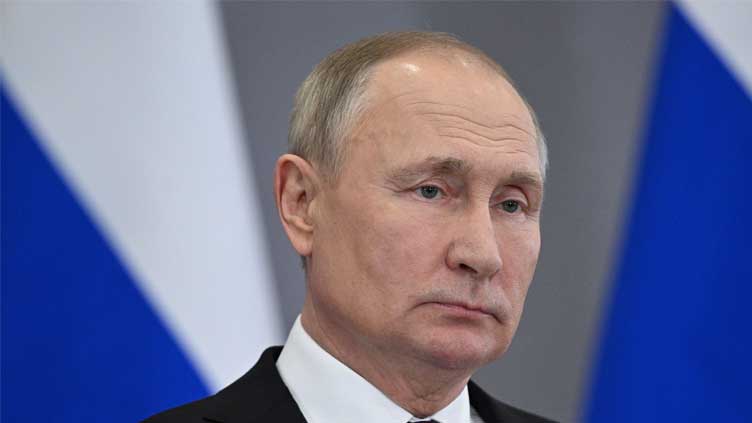  Cornered in Ukraine, Putin ditches annual news conference