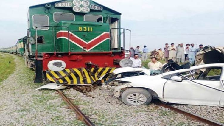 Gateless railway track kills car-driver in Chenabnagar
