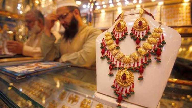  Gold plunges after touching historic peak