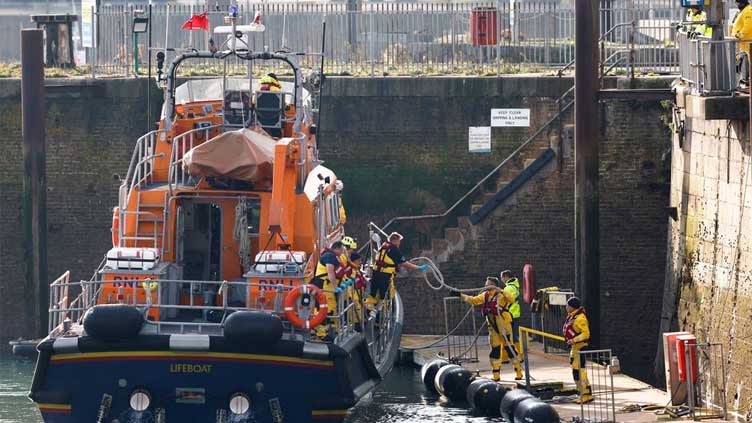  Four dead after migrant boat capsizes off English coast