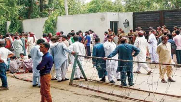 PTI workers protest outside Imran's residence to meet him