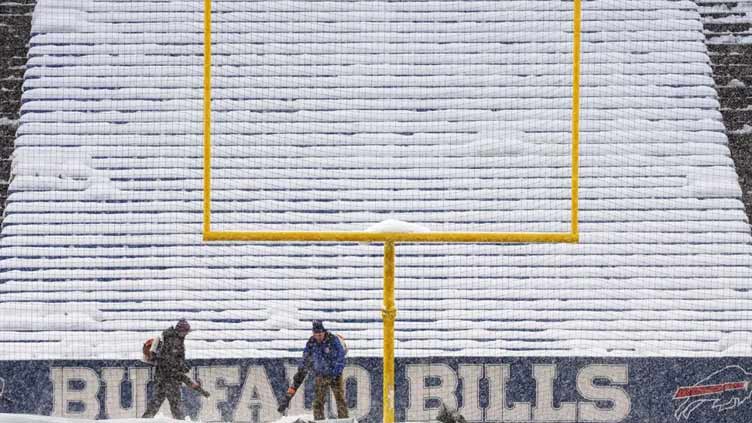 Snow pummels parts of Northeast; thousands without power