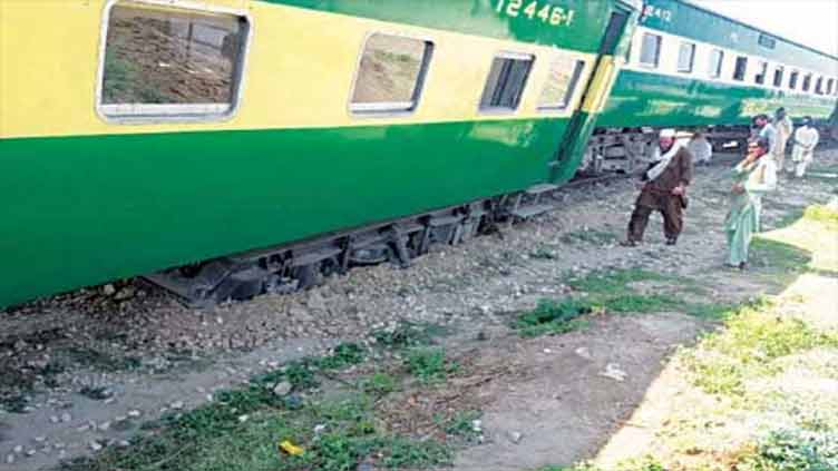 Two killed as coaches of Lahore-Karachi train derail 