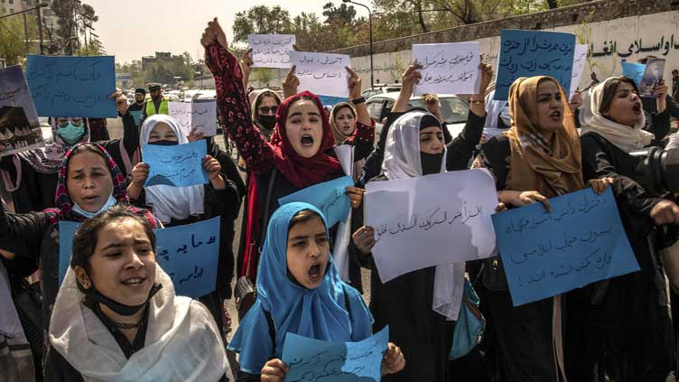  Afghan women weep as Taliban fighters enforce university ban