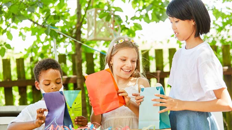 Man branded 'selfish' by mate for not bringing present for teen to sibling's party