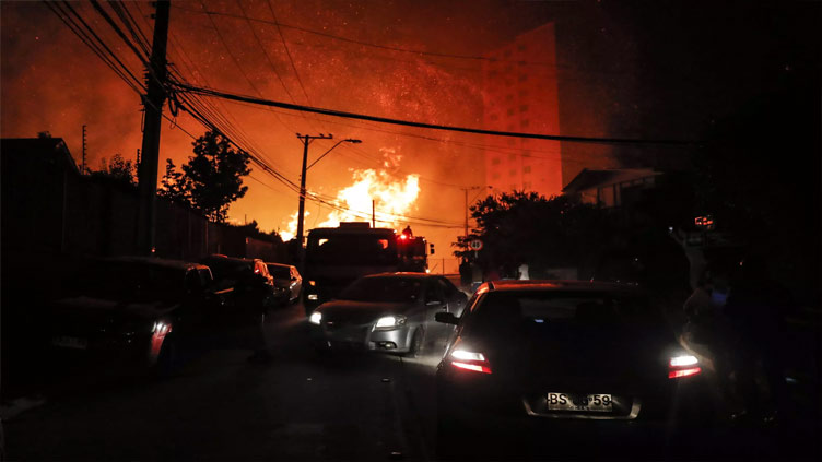 Two dead, 400 homes damaged in Chilean seaside resort town fire