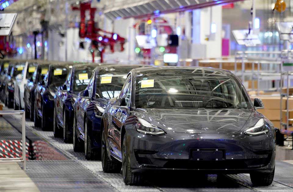 Tesla suspends production at Shanghai plant